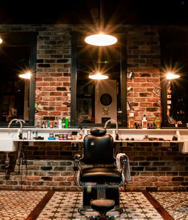 Interno del barbershop con poltrone vintage