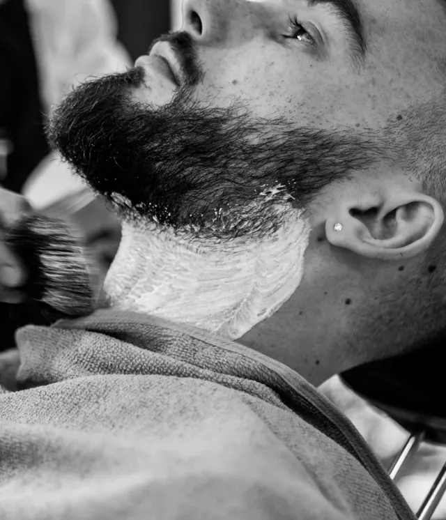 Schiuma da barba stesa col pennello prima della rasatura
